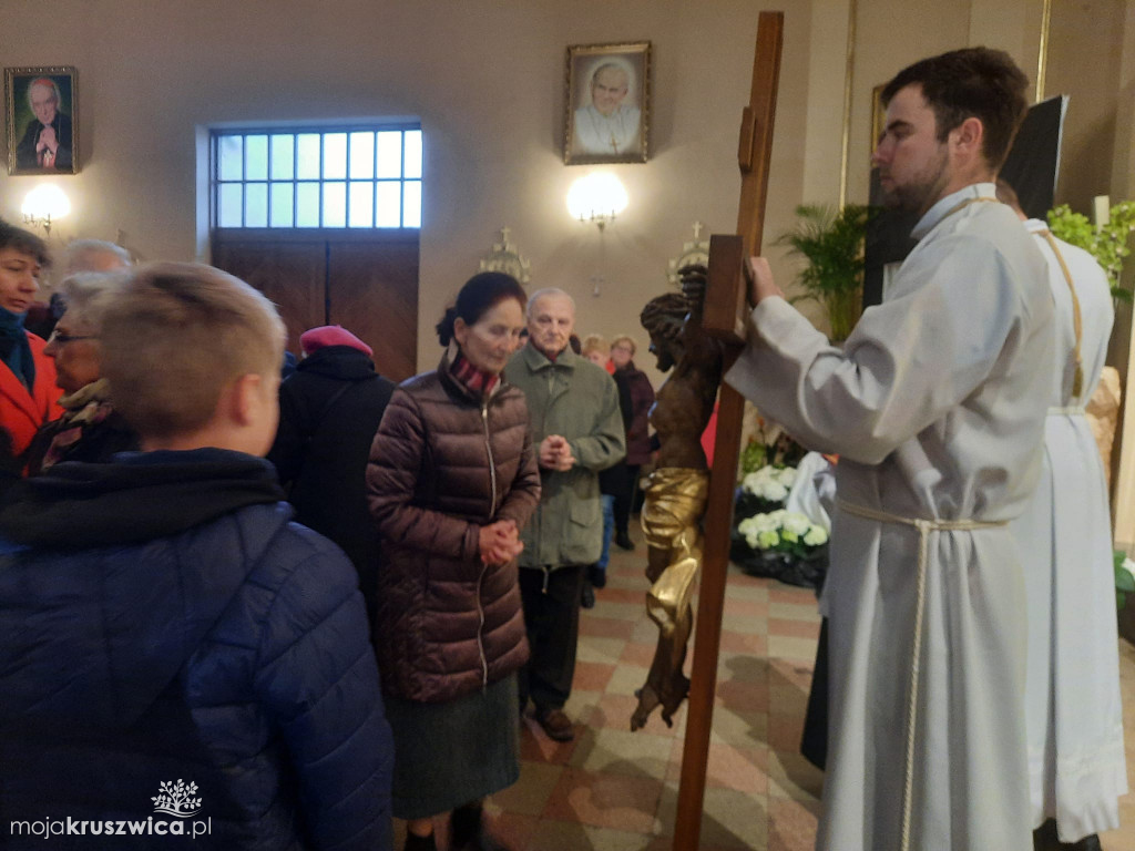  Za nami Liturgia Męki Pańskiej. Tak obchodzili ją kruszwiczanie [ZDJĘCIA]