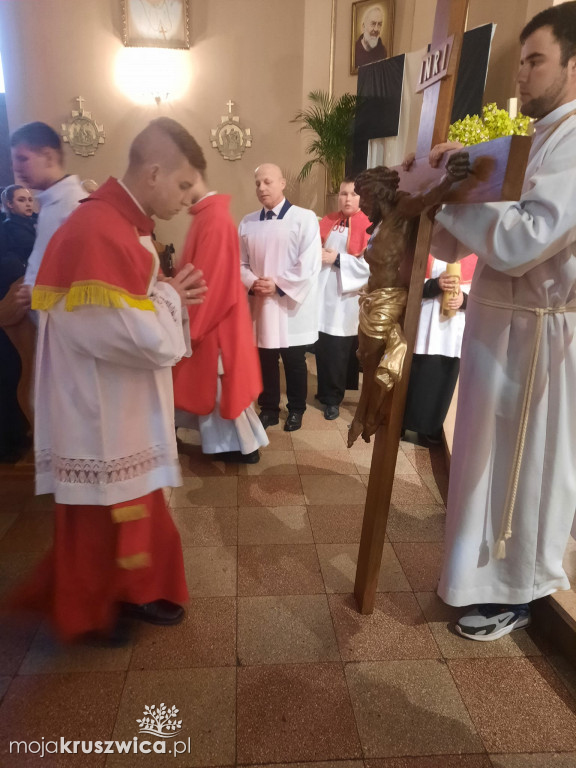  Za nami Liturgia Męki Pańskiej. Tak obchodzili ją kruszwiczanie [ZDJĘCIA]
