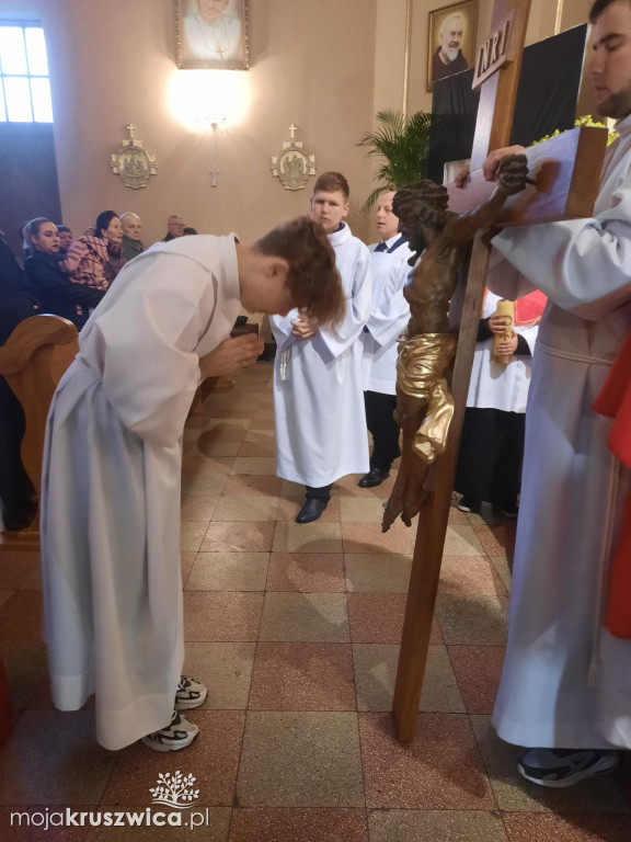  Za nami Liturgia Męki Pańskiej. Tak obchodzili ją kruszwiczanie [ZDJĘCIA]