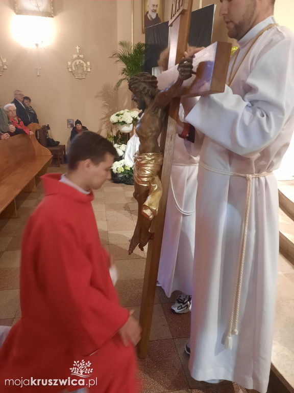  Za nami Liturgia Męki Pańskiej. Tak obchodzili ją kruszwiczanie [ZDJĘCIA]