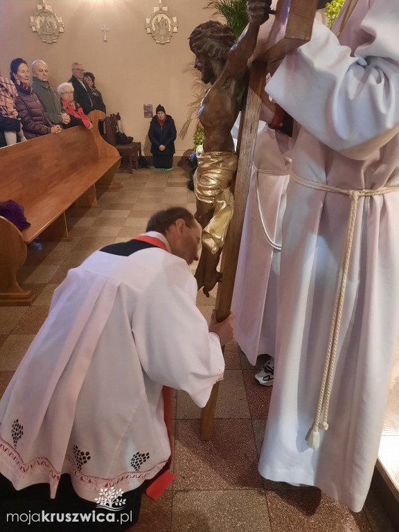  Za nami Liturgia Męki Pańskiej. Tak obchodzili ją kruszwiczanie [ZDJĘCIA]