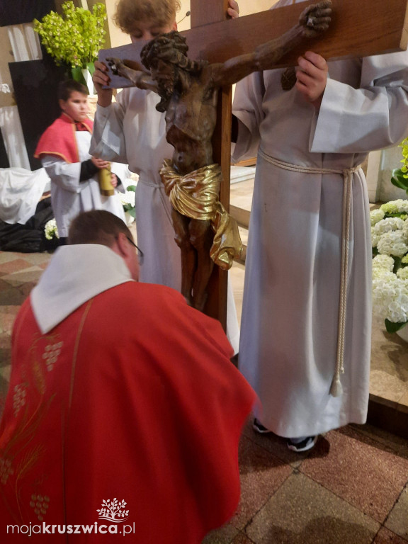  Za nami Liturgia Męki Pańskiej. Tak obchodzili ją kruszwiczanie [ZDJĘCIA]