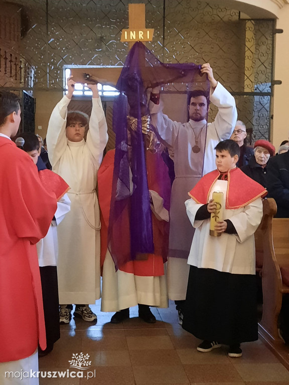  Za nami Liturgia Męki Pańskiej. Tak obchodzili ją kruszwiczanie [ZDJĘCIA]
