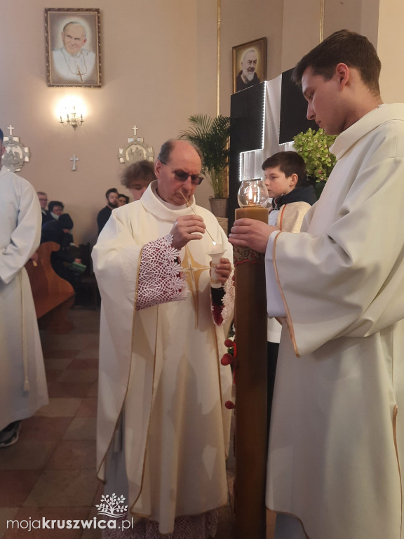  Wigilia Paschalna oraz procesja rezurekcyjna w Kruszwicy [FOTO]