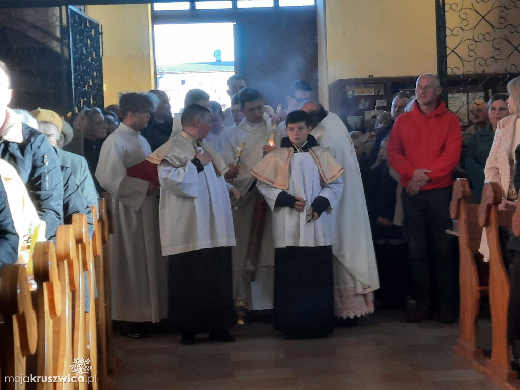  Wigilia Paschalna oraz procesja rezurekcyjna w Kruszwicy [FOTO]