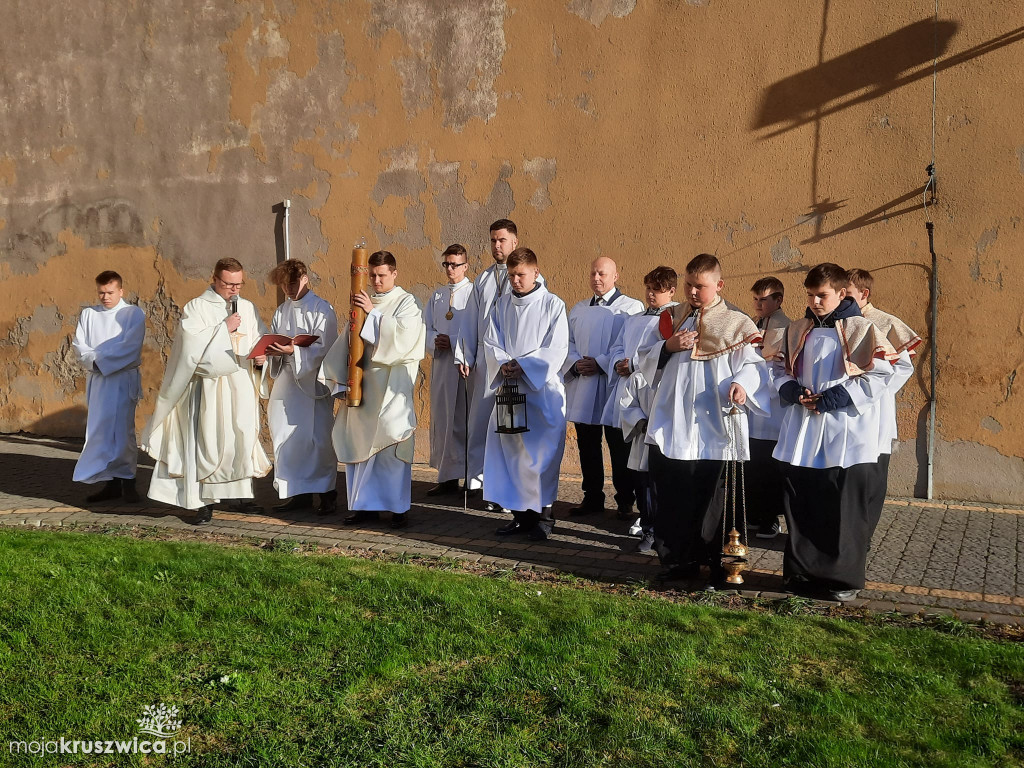  Wigilia Paschalna oraz procesja rezurekcyjna w Kruszwicy [FOTO]