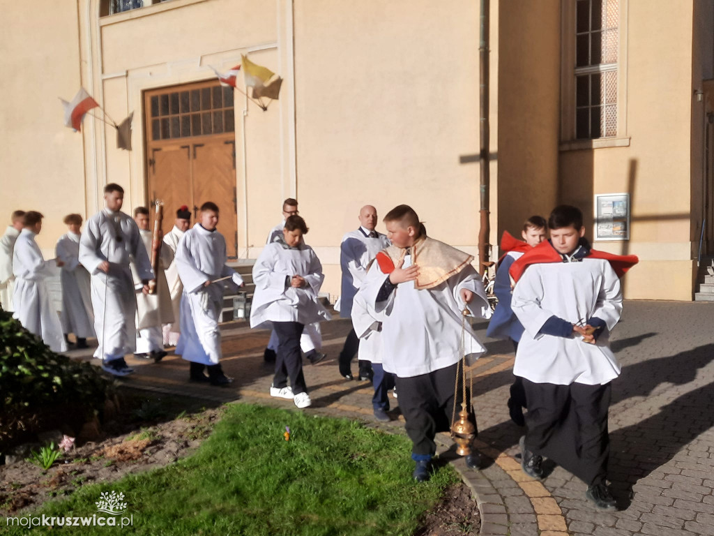  Wigilia Paschalna oraz procesja rezurekcyjna w Kruszwicy [FOTO]
