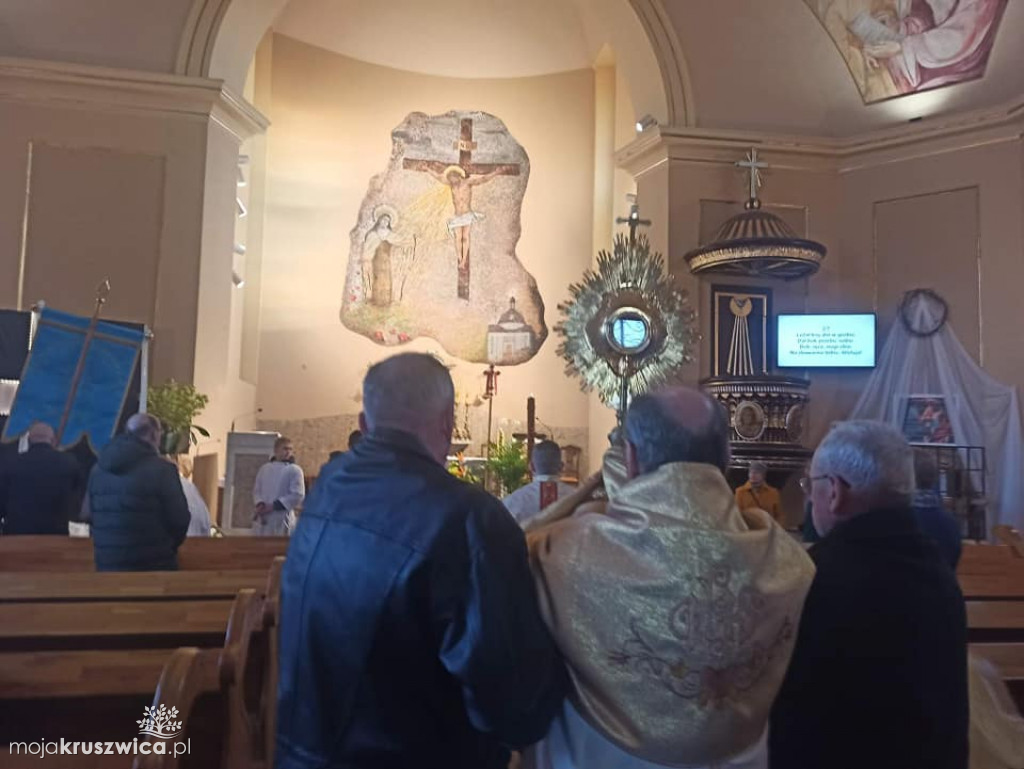  Wigilia Paschalna oraz procesja rezurekcyjna w Kruszwicy [FOTO]