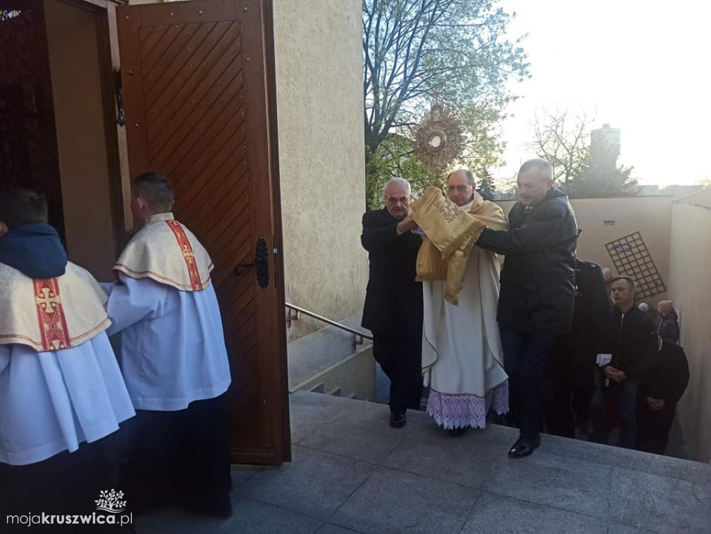  Wigilia Paschalna oraz procesja rezurekcyjna w Kruszwicy [FOTO]