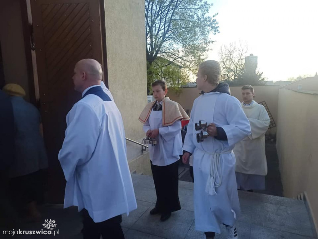  Wigilia Paschalna oraz procesja rezurekcyjna w Kruszwicy [FOTO]