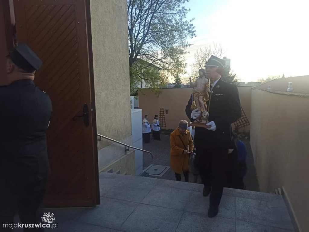  Wigilia Paschalna oraz procesja rezurekcyjna w Kruszwicy [FOTO]