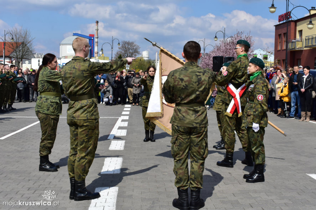 Młodzi uczniowie Zespołu Szkół w Kruszwicy złożyli przysięgę [ZDJĘCIA]