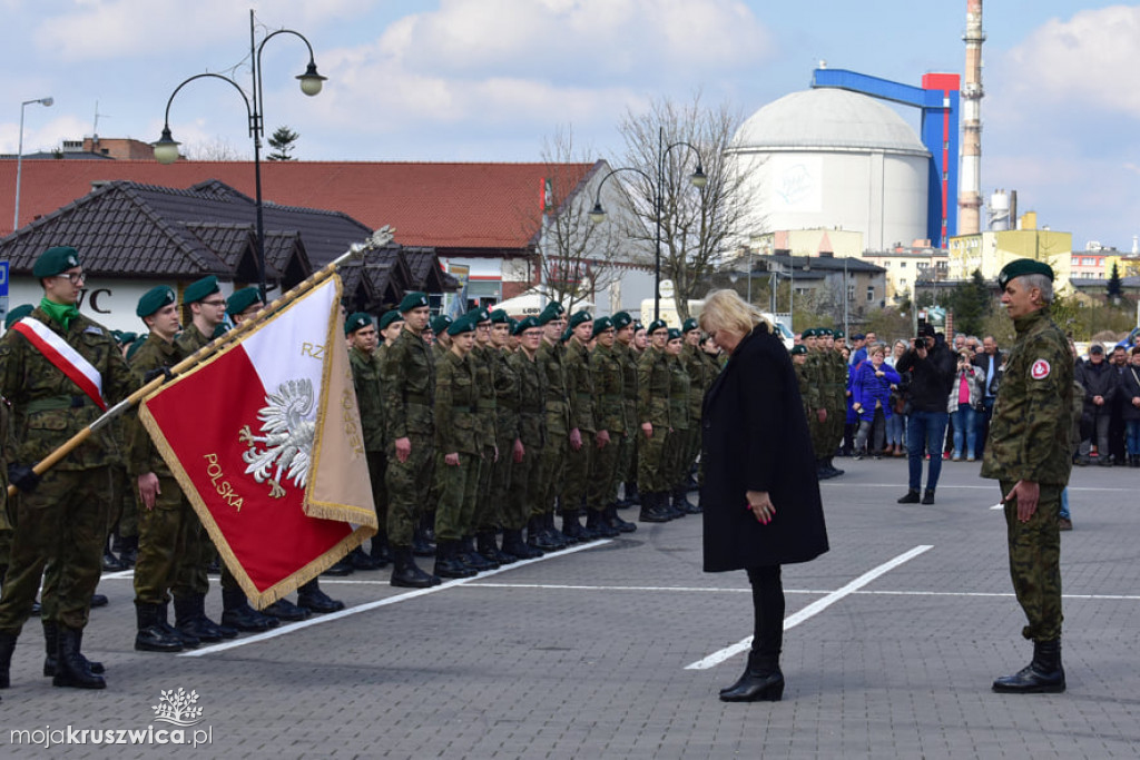 Młodzi uczniowie Zespołu Szkół w Kruszwicy złożyli przysięgę [ZDJĘCIA]