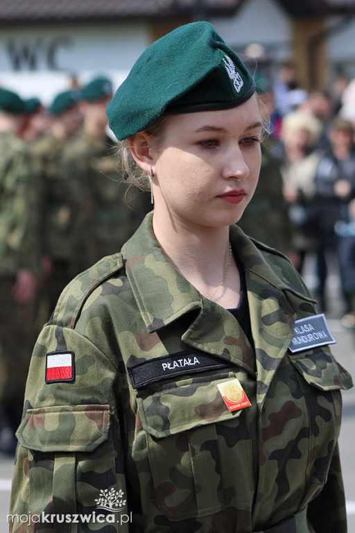 Młodzi uczniowie Zespołu Szkół w Kruszwicy złożyli przysięgę [ZDJĘCIA]
