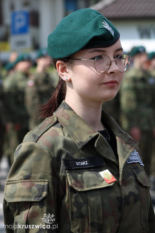 Młodzi uczniowie Zespołu Szkół w Kruszwicy złożyli przysięgę [ZDJĘCIA]