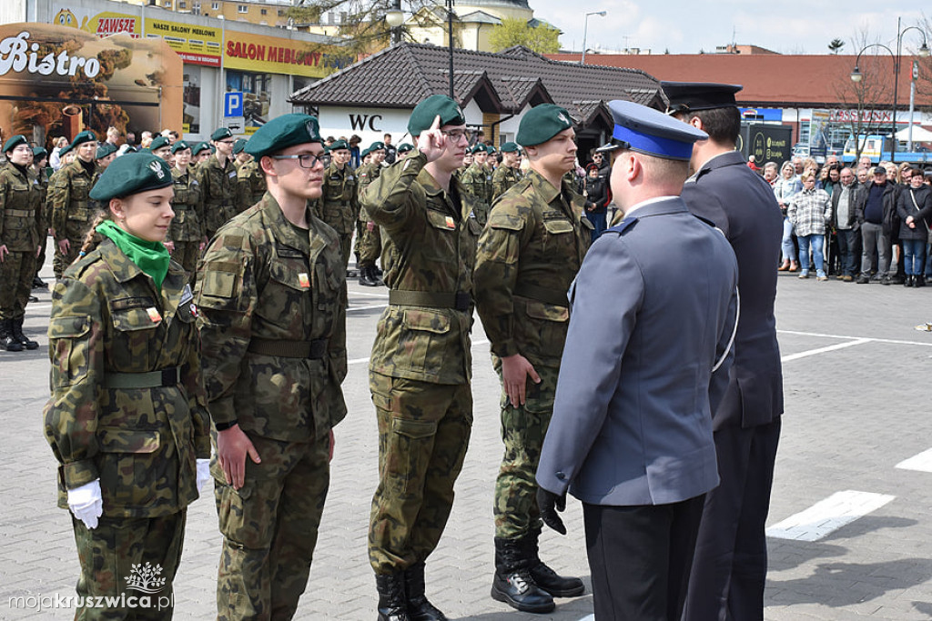 Młodzi uczniowie Zespołu Szkół w Kruszwicy złożyli przysięgę [ZDJĘCIA]