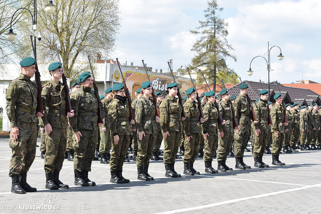 Młodzi uczniowie Zespołu Szkół w Kruszwicy złożyli przysięgę [ZDJĘCIA]