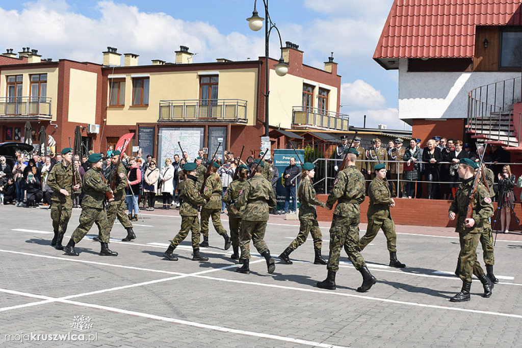 Młodzi uczniowie Zespołu Szkół w Kruszwicy złożyli przysięgę [ZDJĘCIA]