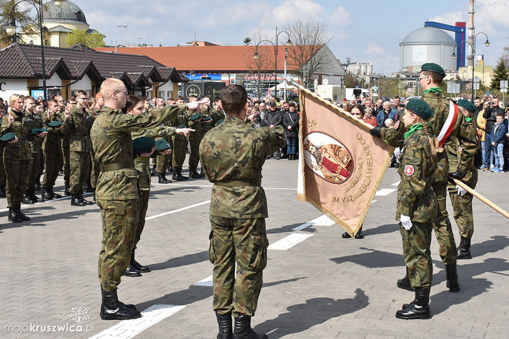 Młodzi uczniowie Zespołu Szkół w Kruszwicy złożyli przysięgę [ZDJĘCIA]