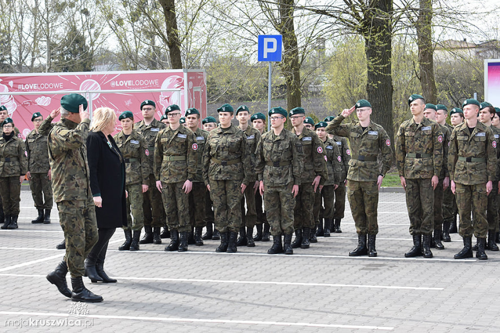 Młodzi uczniowie Zespołu Szkół w Kruszwicy złożyli przysięgę [ZDJĘCIA]