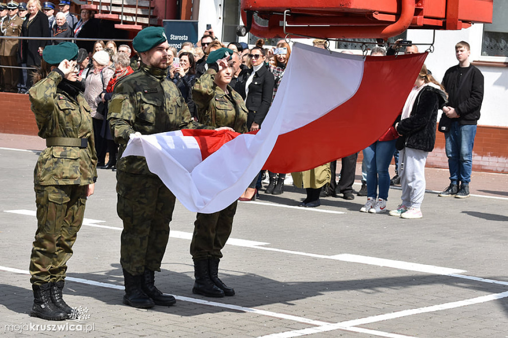 Młodzi uczniowie Zespołu Szkół w Kruszwicy złożyli przysięgę [ZDJĘCIA]
