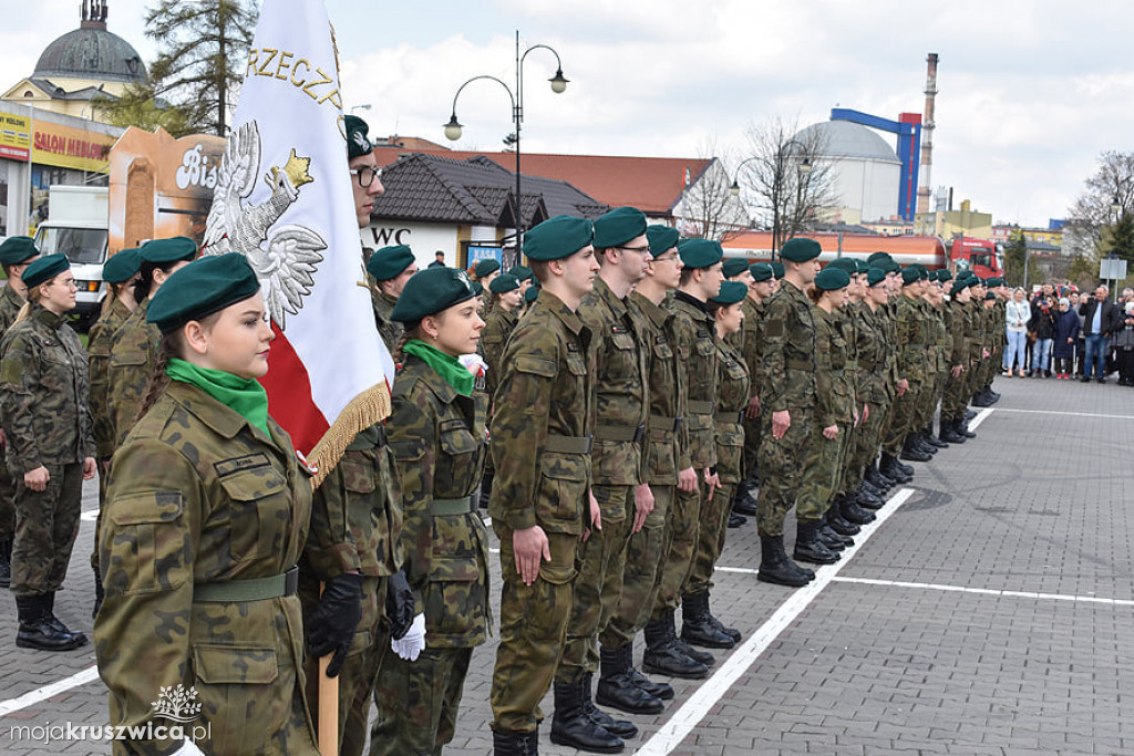 Młodzi uczniowie Zespołu Szkół w Kruszwicy złożyli przysięgę [ZDJĘCIA]