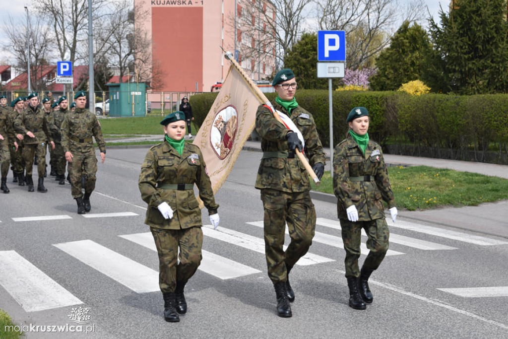 Młodzi uczniowie Zespołu Szkół w Kruszwicy złożyli przysięgę [ZDJĘCIA]