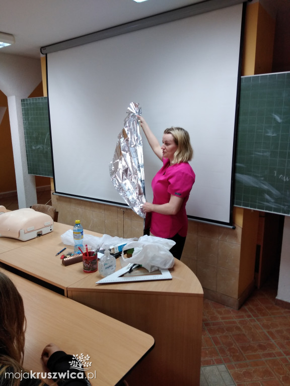 Chełmce. Czwartoklasiści uczą się udzielać pierwszej pomocy