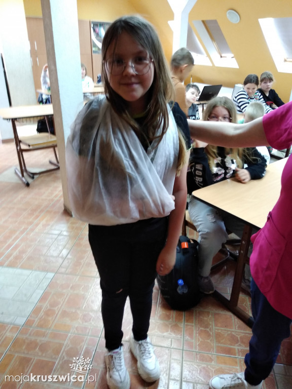 Chełmce. Czwartoklasiści uczą się udzielać pierwszej pomocy
