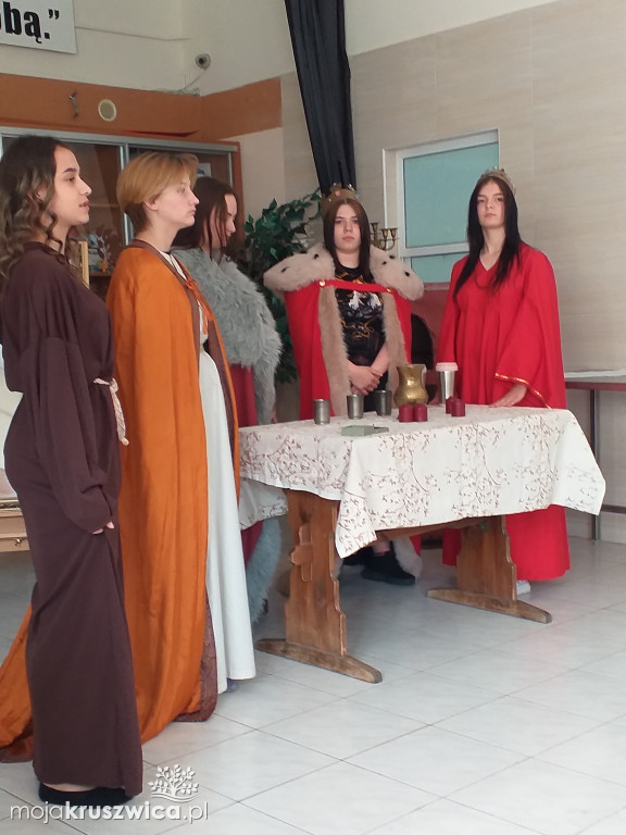 Świętowali 600-lecie przy sztuce teatralnej o królu Popielu