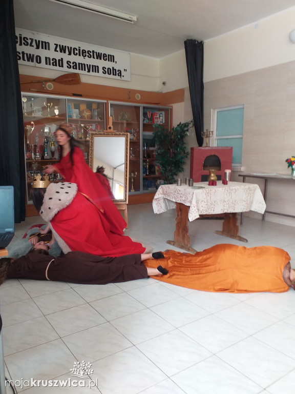 Świętowali 600-lecie przy sztuce teatralnej o królu Popielu