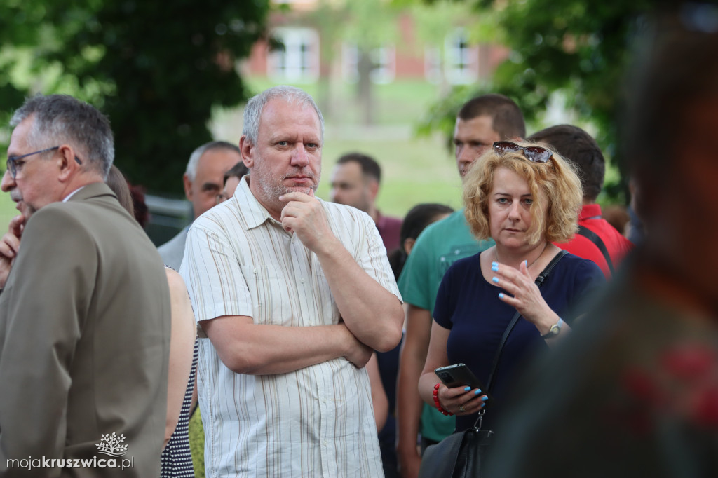 Noc Poetów: Rozpoczął się wernisaż wystawy malarskiej Moniki Warakomskiej