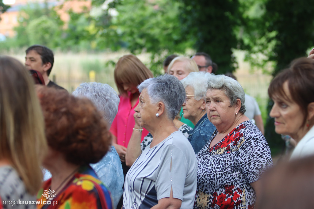 Noc Poetów: Rozpoczął się wernisaż wystawy malarskiej Moniki Warakomskiej