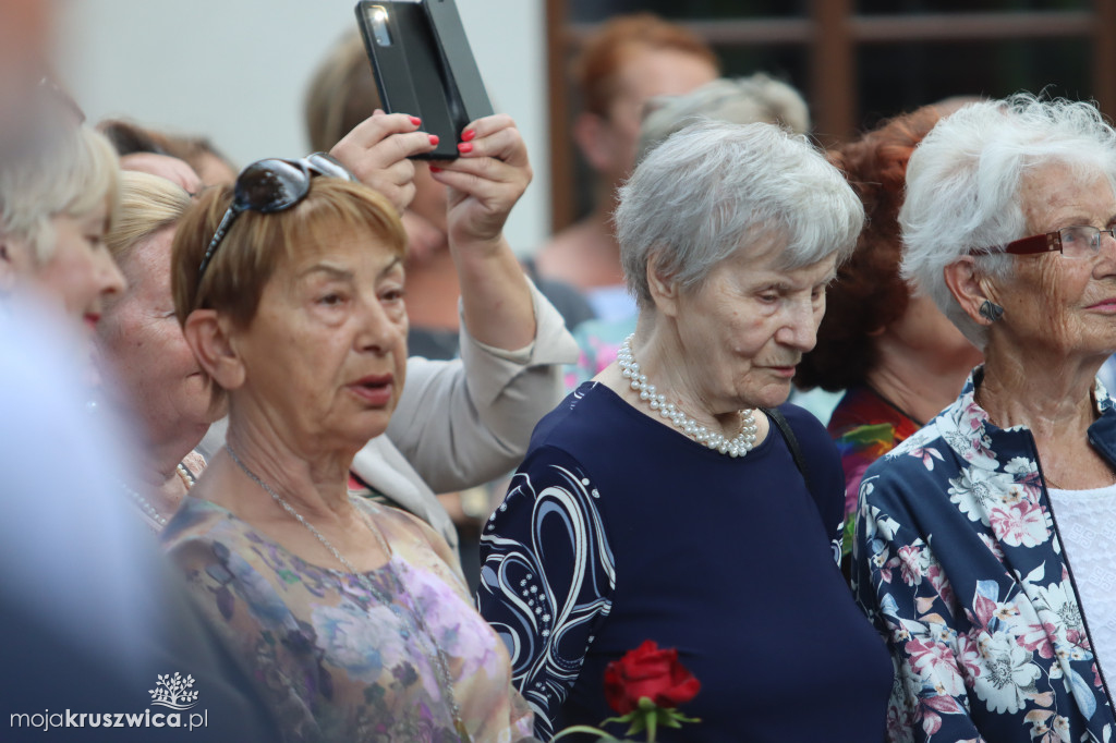 Noc Poetów: Rozpoczął się wernisaż wystawy malarskiej Moniki Warakomskiej