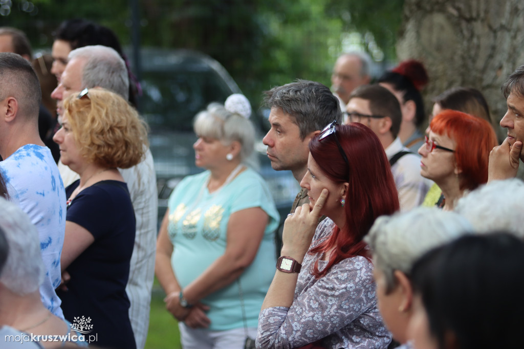 Noc Poetów: Rozpoczął się wernisaż wystawy malarskiej Moniki Warakomskiej