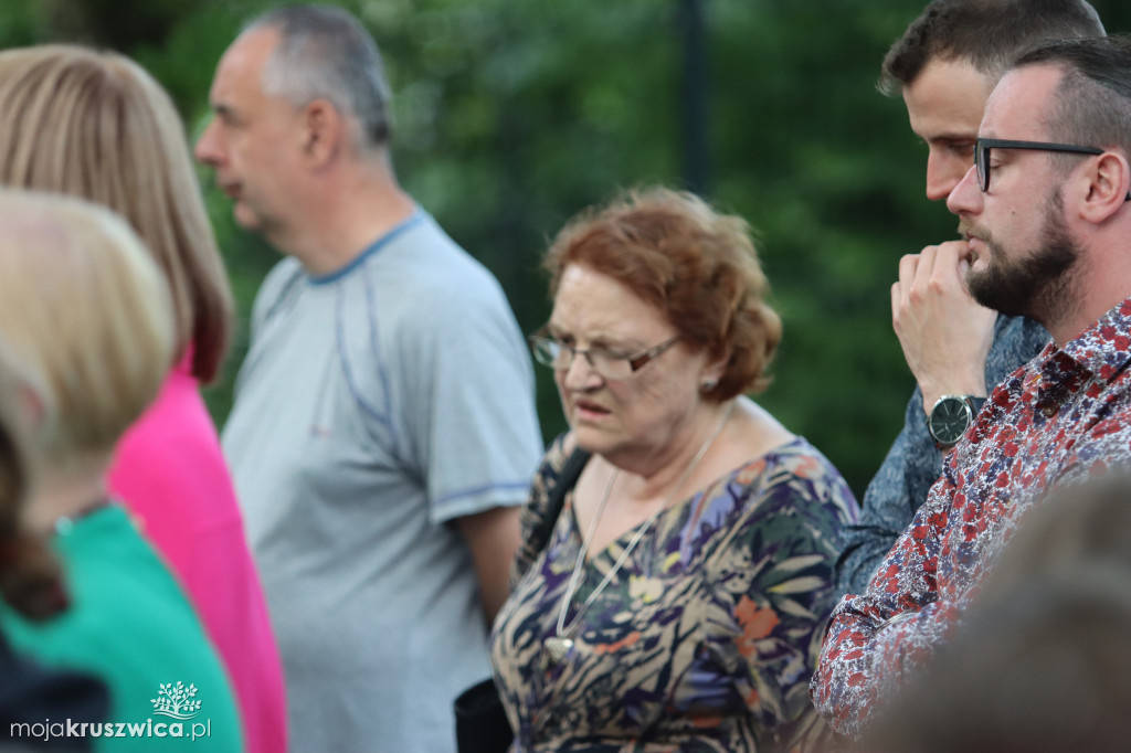 Noc Poetów: Rozpoczął się wernisaż wystawy malarskiej Moniki Warakomskiej