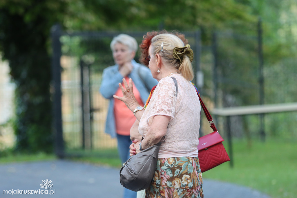 Noc Poetów: Rozpoczął się wernisaż wystawy malarskiej Moniki Warakomskiej