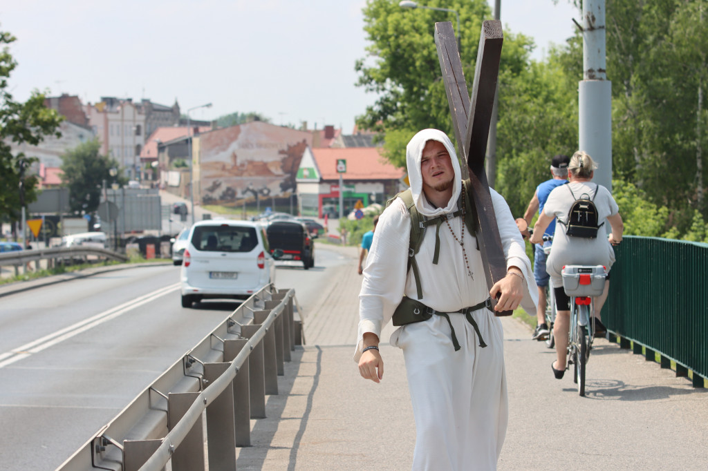 Słynny pielgrzym z krzyżem dotarł do Kruszwicy [ZDJĘCIA]