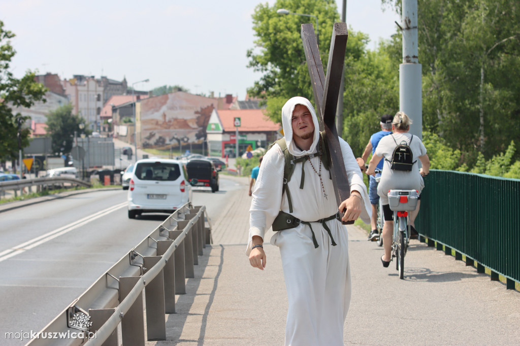 Słynny pielgrzym z krzyżem dotarł do Kruszwicy [ZDJĘCIA]