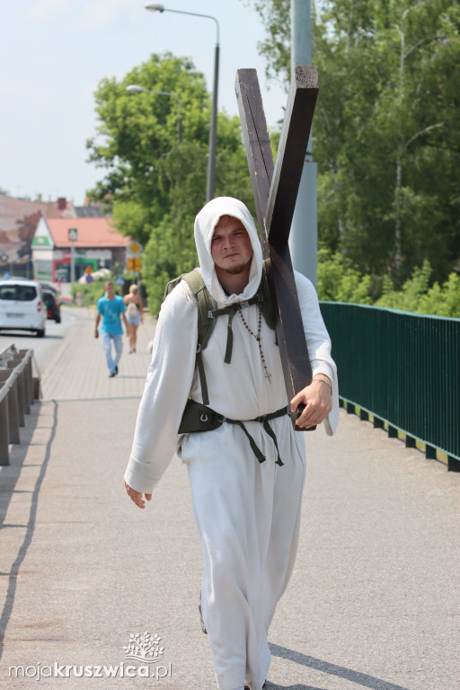 Słynny pielgrzym z krzyżem dotarł do Kruszwicy [ZDJĘCIA]