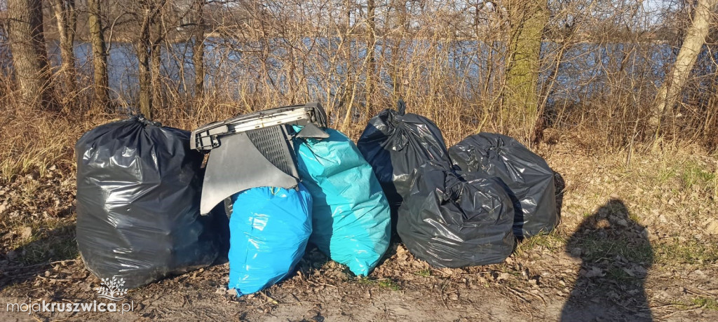  Pomagali sprzątać park. Akcja Nadgoplańskiego Parku Tysiąclecia za nami