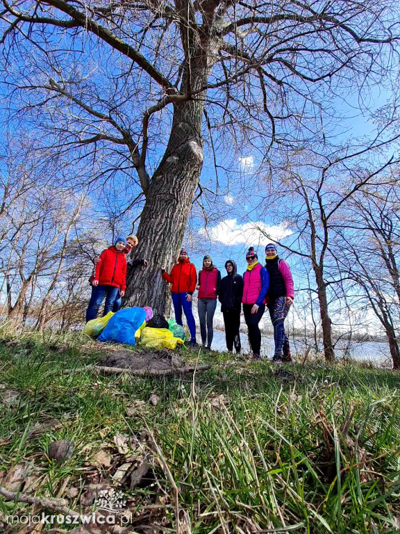  Pomagali sprzątać park. Akcja Nadgoplańskiego Parku Tysiąclecia za nami