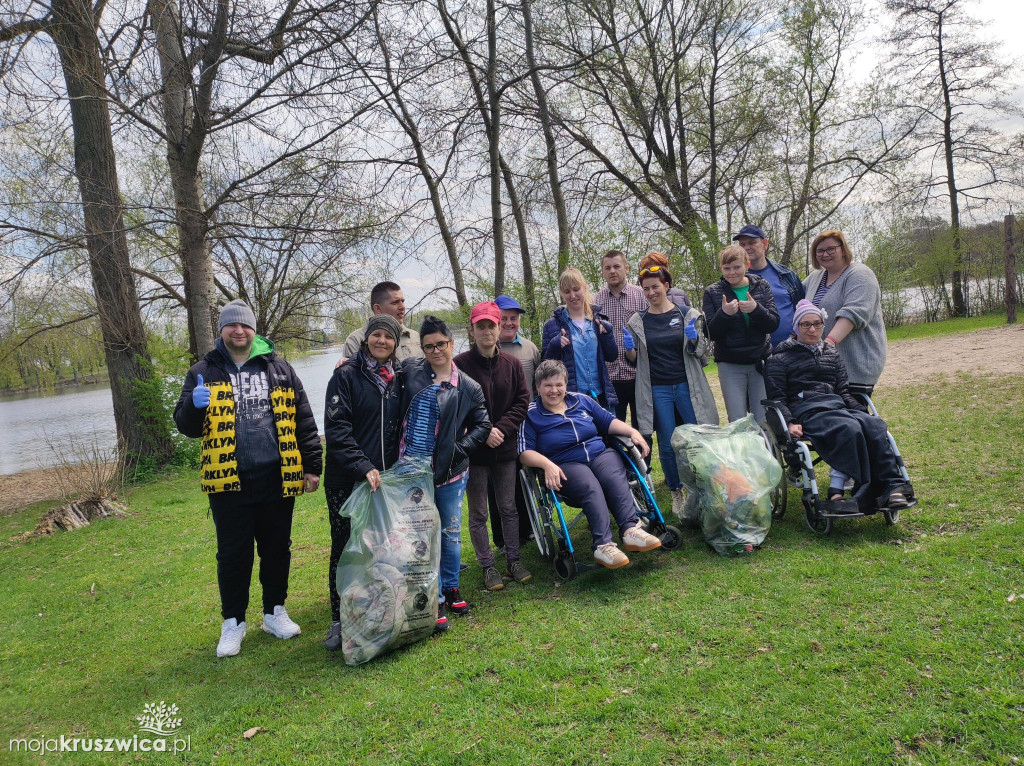  Pomagali sprzątać park. Akcja Nadgoplańskiego Parku Tysiąclecia za nami