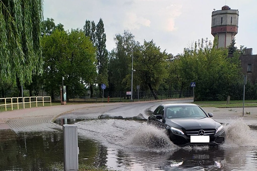 Nawałnica nad Kruszwicą! Połowa miasta bez prądu [FOTO]