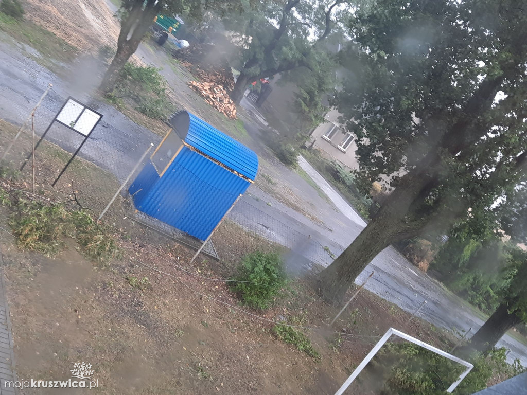 Nawałnica nad Kruszwicą! Połowa miasta bez prądu [FOTO]