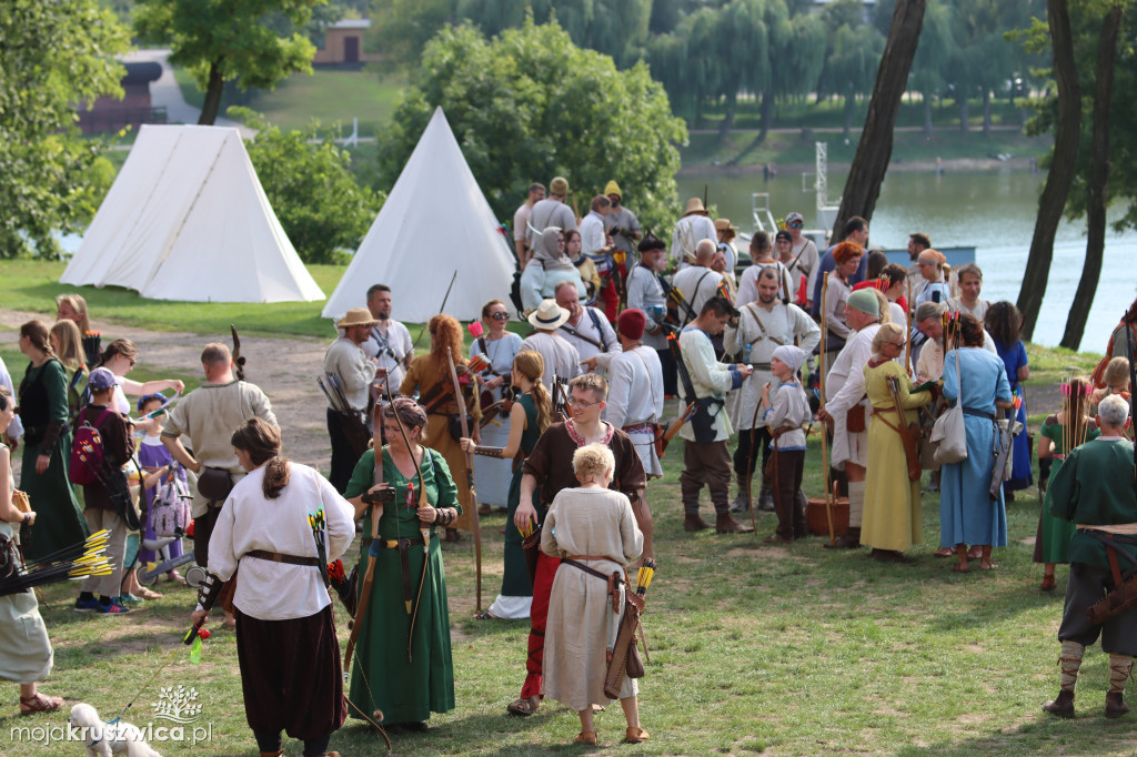 Łucznicy zgromadzili się na kruszwickim wzgórzu. Za nami dzień drugi polowania!