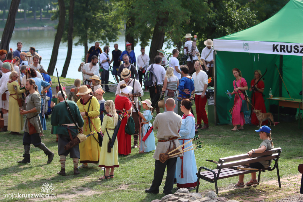 Łucznicy zgromadzili się na kruszwickim wzgórzu. Za nami dzień drugi polowania!