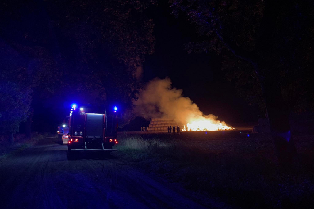 Rożniaty: Spłonął stóg obok pola kukurydzy