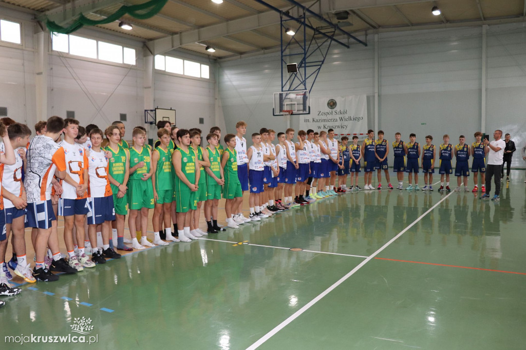 Koszykarze rywalizowali w kruszwickiej hali sportowej pamiętając o Pawle [FOTO]