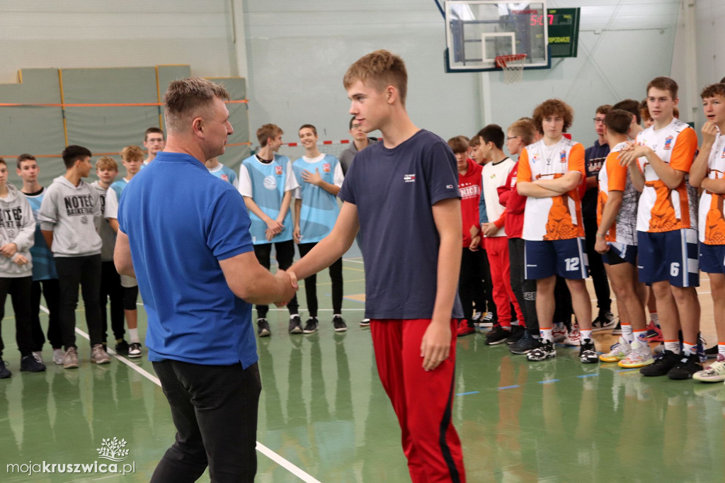 Koszykarze rywalizowali w kruszwickiej hali sportowej pamiętając o Pawle [FOTO]